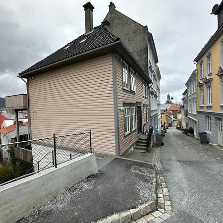 Апартаменты Sjarmerende Bolig Like Ved Togstasjonen Берген Экстерьер фото